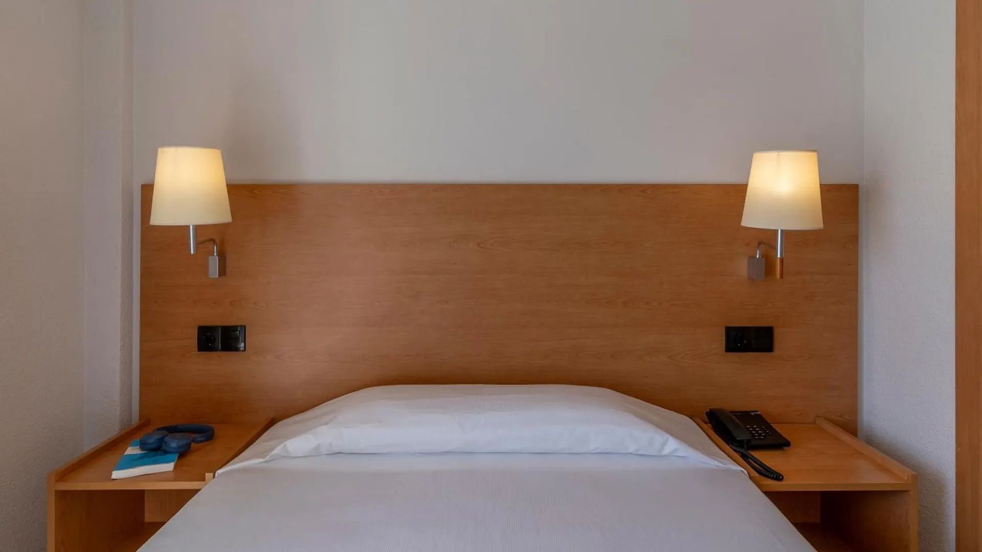 Bay Hotel Росас 2*,