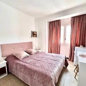 Escondite Con Terraza Compartida En La Azotea Roses